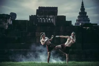 Two boxers fight with the martial arts of Muay Thai.